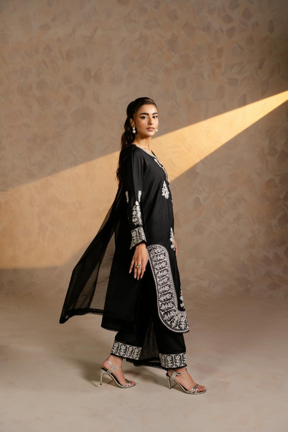Elegant embroidered raw silk pret outfit with dupatta for women by Zehnaz