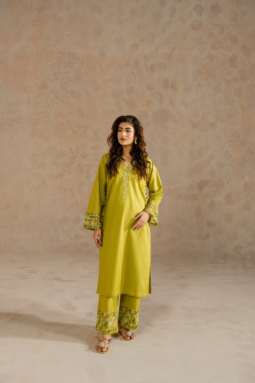 Zimal embroidered cambric pret set with keyhole sleeves by Zehnaz