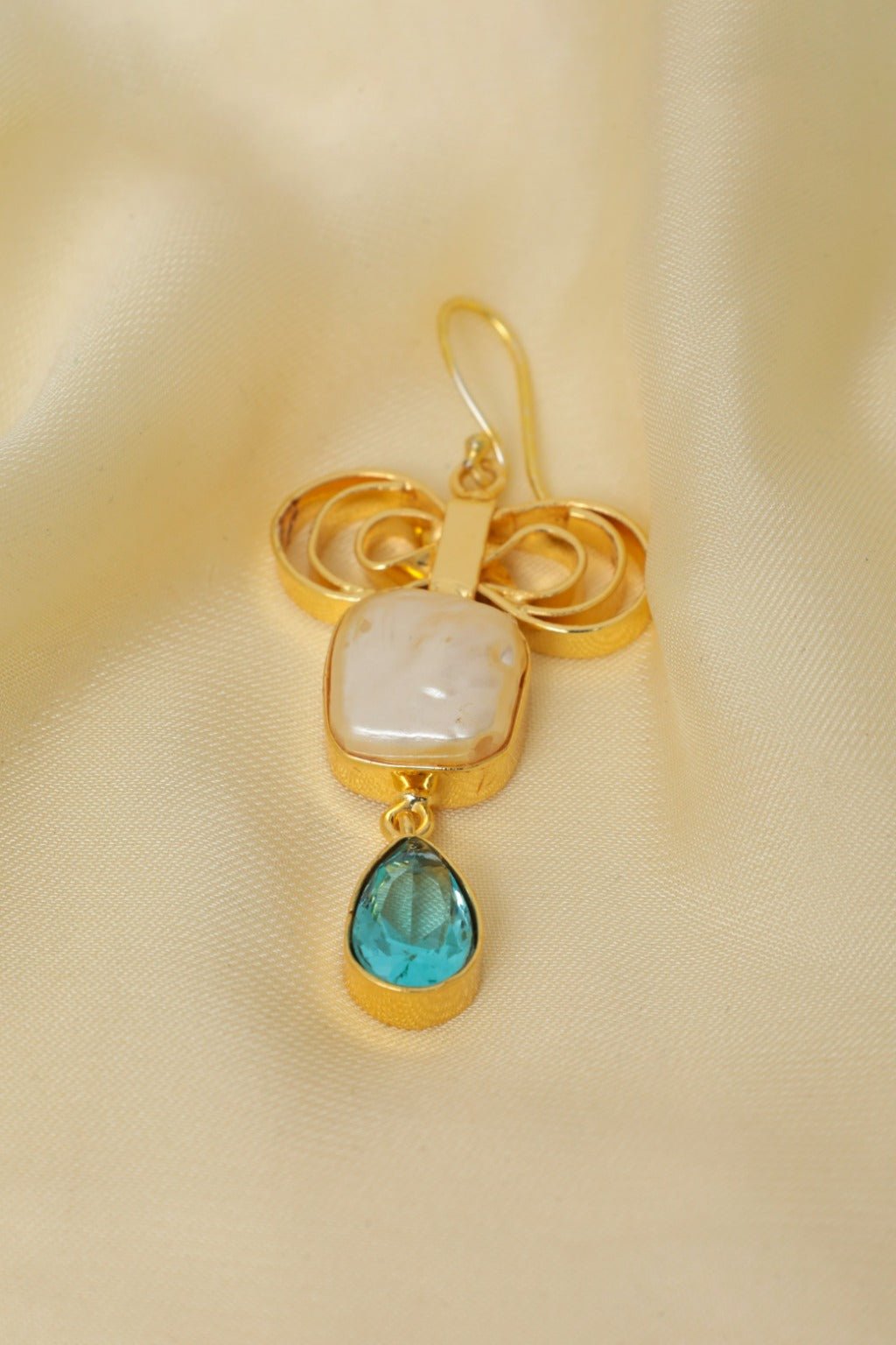 Baroque Pearl Drop Earrings - Zehnaz.ae
