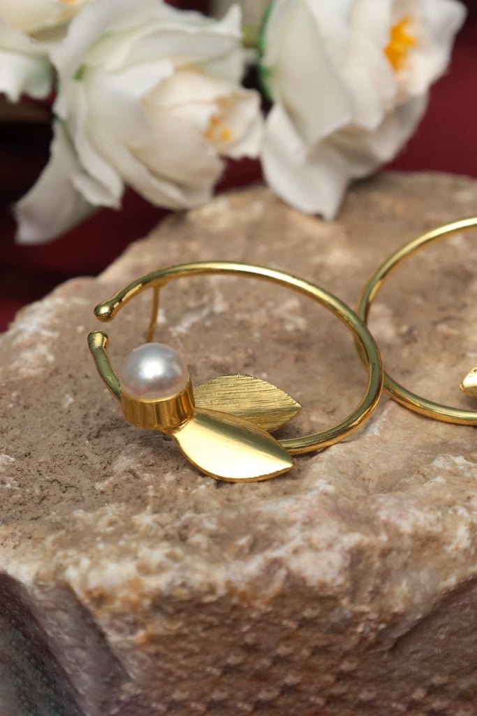 Gold - Plated Pearl Leaf Hoop Earrings - Zehnaz.ae