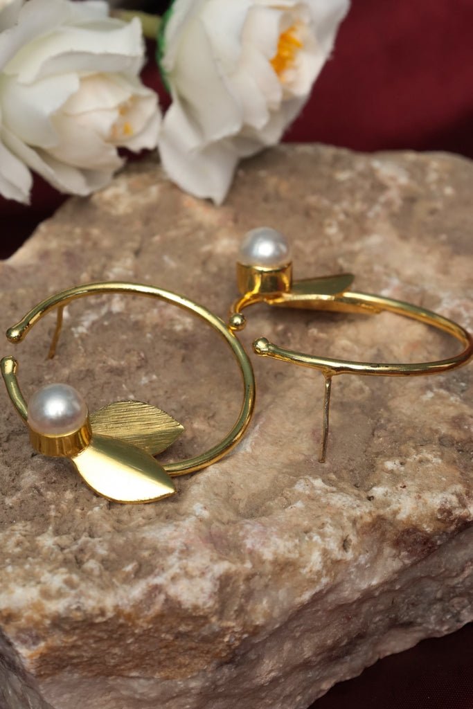 Gold - Plated Pearl Leaf Hoop Earrings - Zehnaz.ae