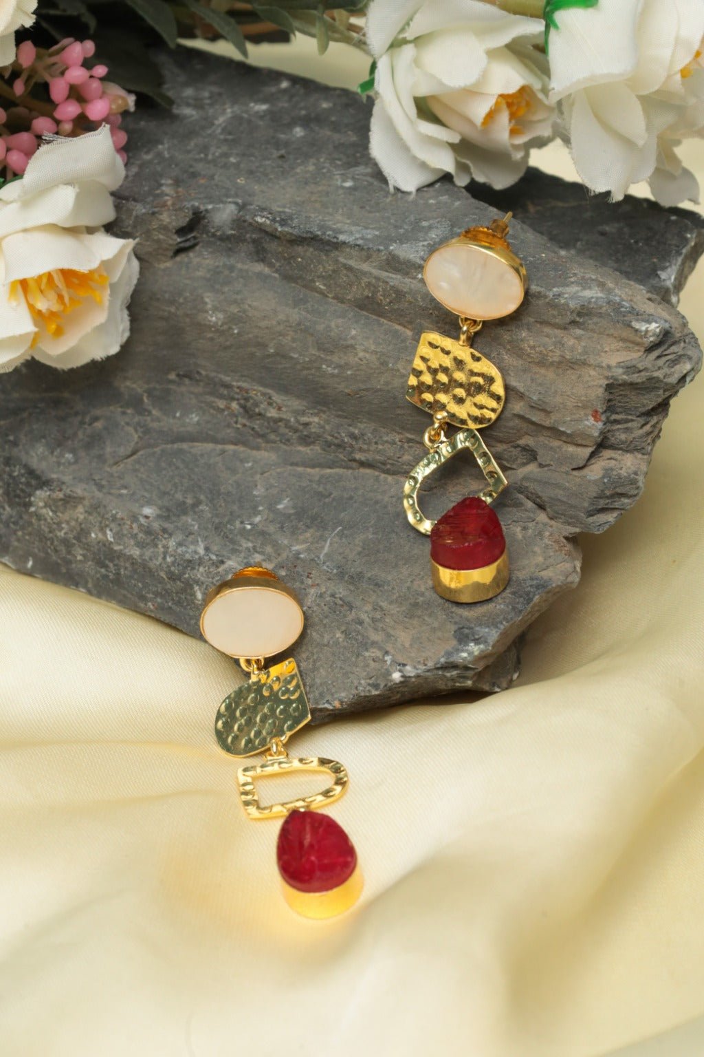 Gold - Plated Red & White Geometric Drop Earrings - Zehnaz.ae