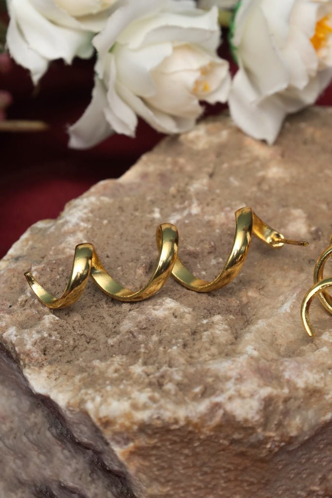 Gold - Plated Spiral Twist Stud Earrings - Zehnaz.ae