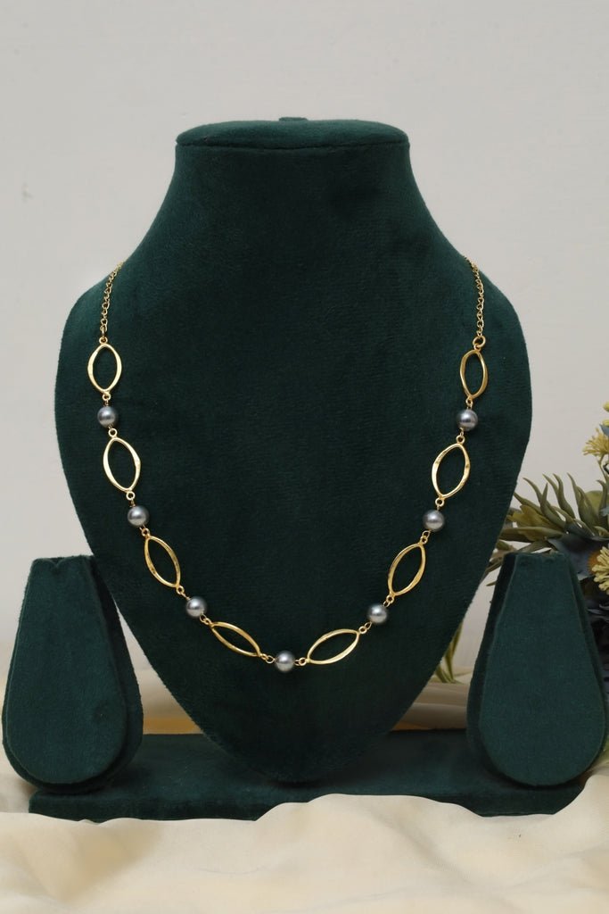 Gold - Tone Oval Link Chain Necklace with Grey Pearls - Zehnaz.ae