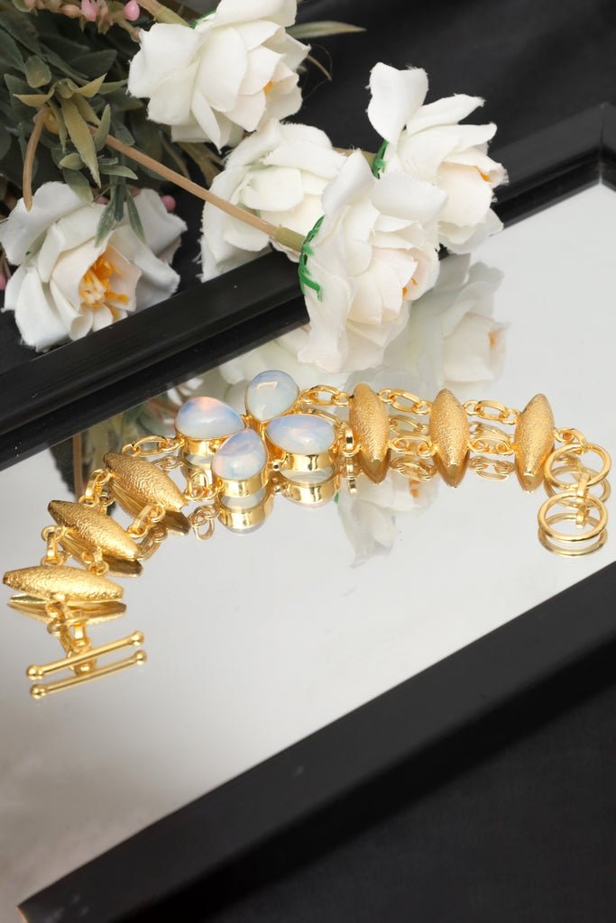 Gold - Tone Teardrop Opal Clover Link Bracelet – Elegant Floral Design - Zehnaz.ae