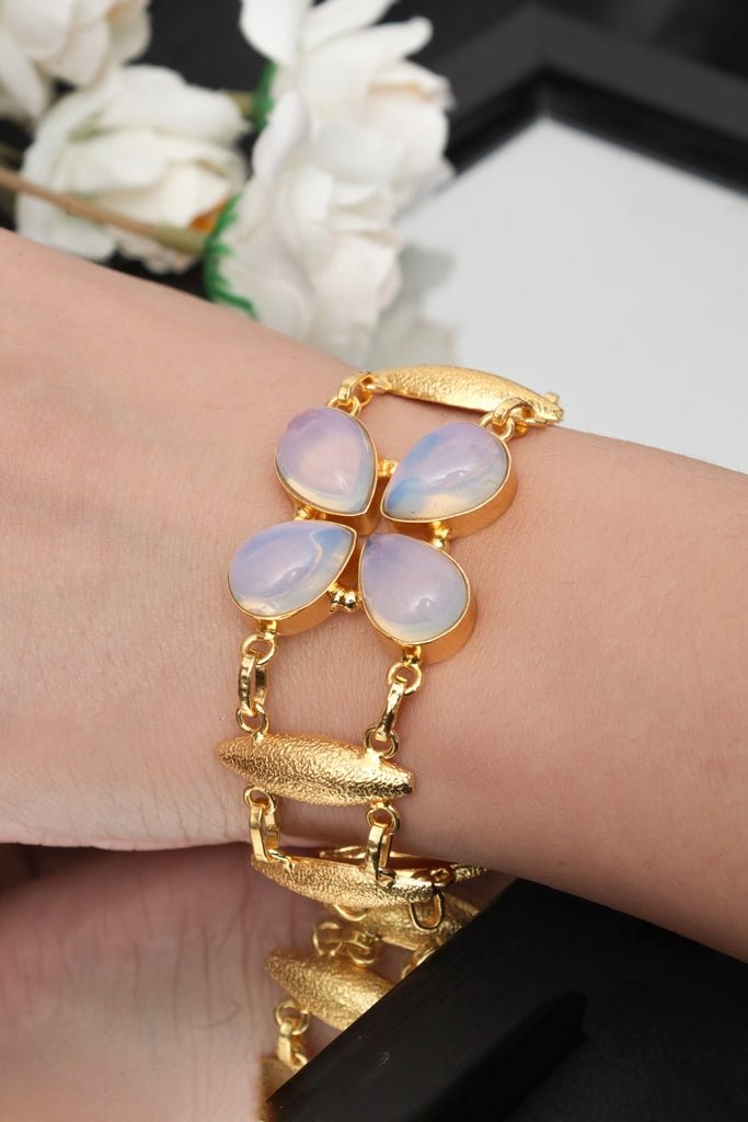Gold - Tone Teardrop Opal Clover Link Bracelet – Elegant Floral Design - Zehnaz.ae