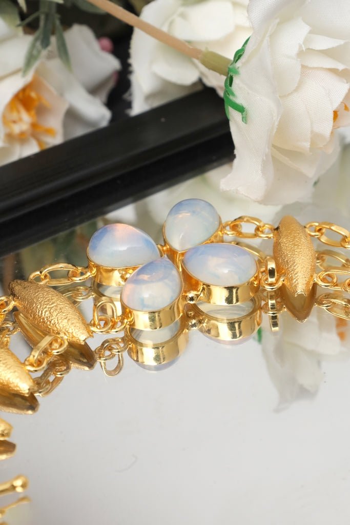 Gold - Tone Teardrop Opal Clover Link Bracelet – Elegant Floral Design - Zehnaz.ae