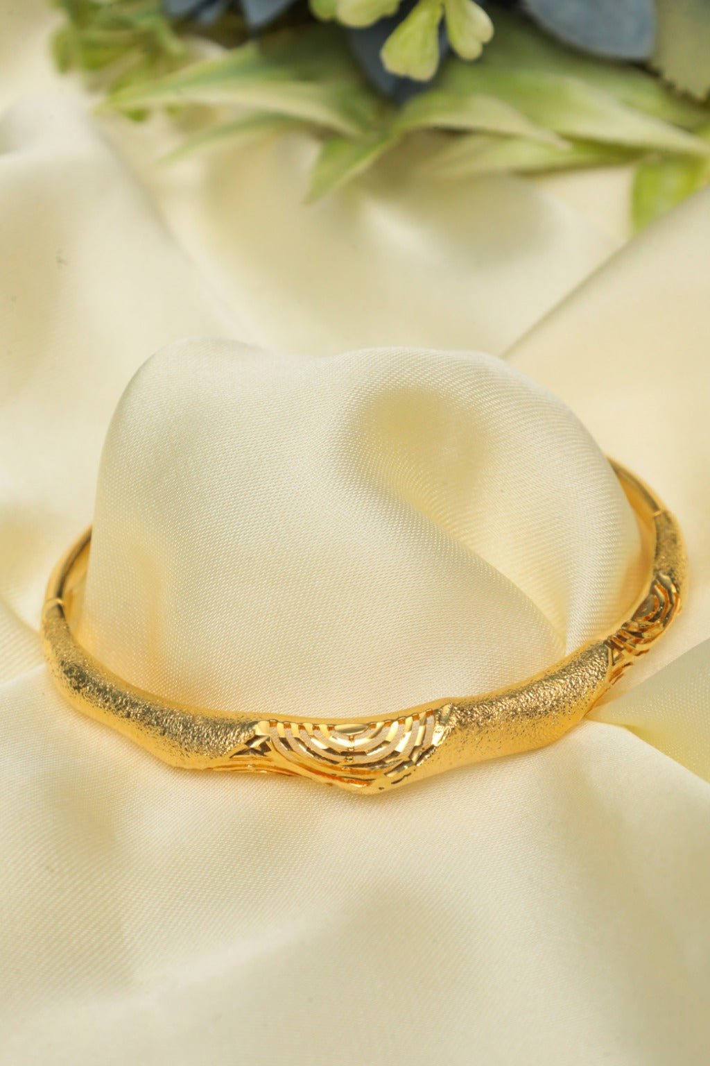 Gold - Tone Textured Wavy Bangle Bracelet – Stackable Modern Jewelry - Zehnaz.ae