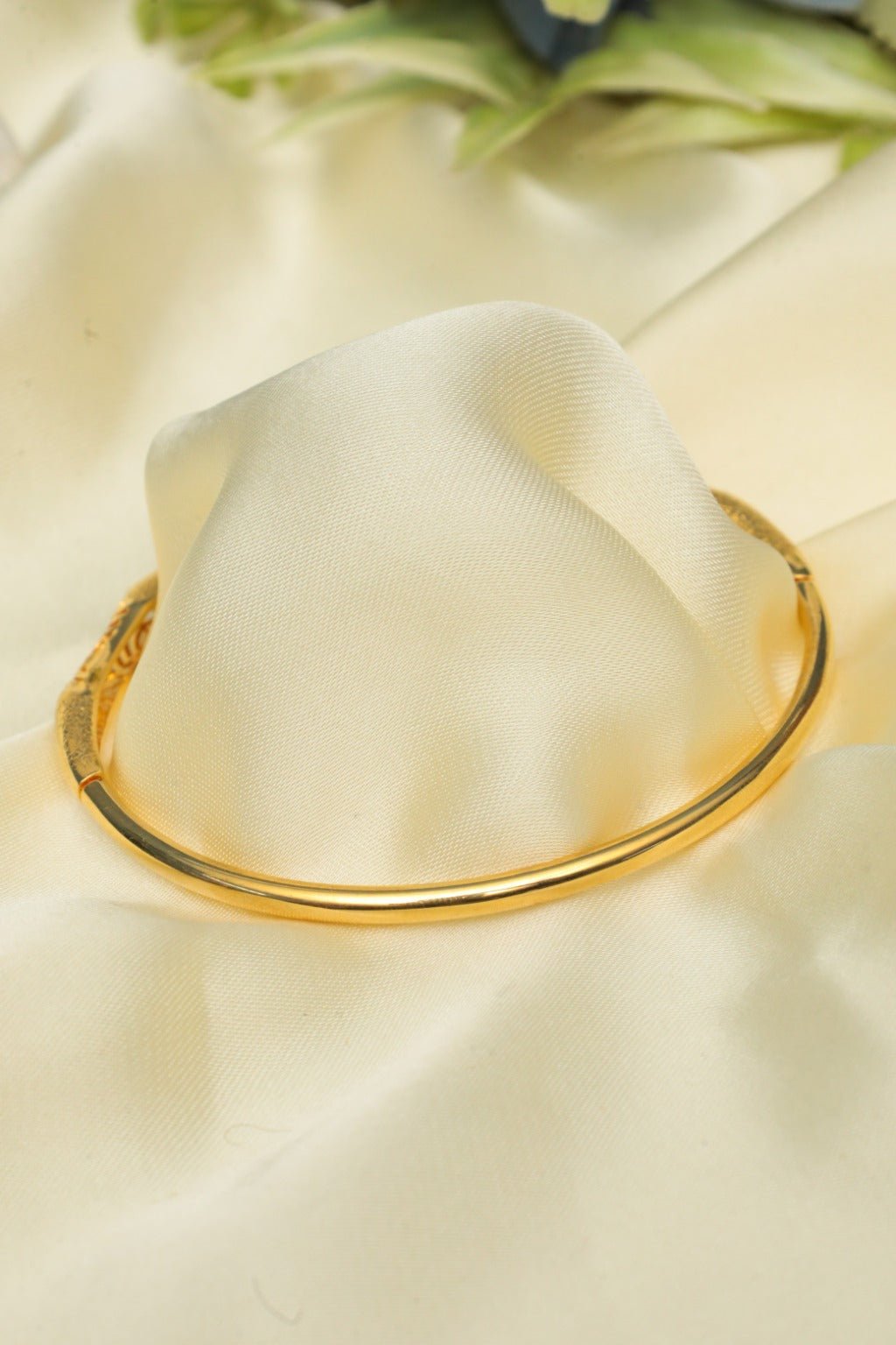 Gold - Tone Textured Wavy Bangle Bracelet – Stackable Modern Jewelry - Zehnaz.ae