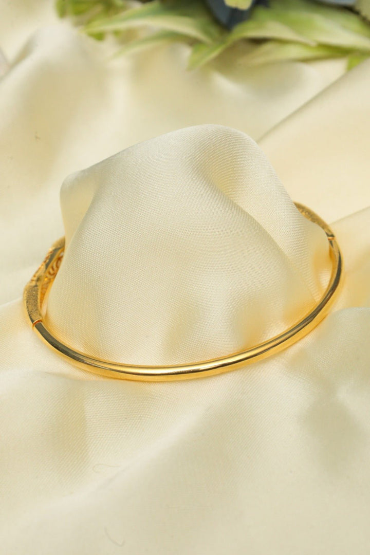 Gold - Tone Textured Wavy Bangle Bracelet – Stackable Modern Jewelry - Zehnaz.ae