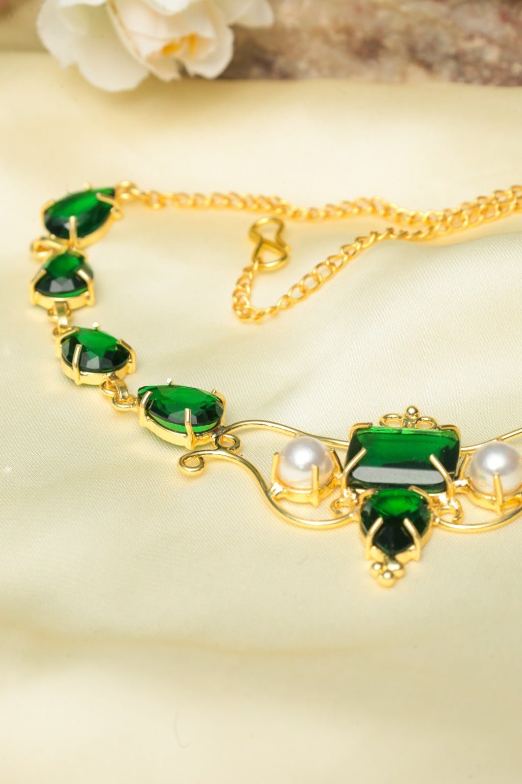 Green & Pearl Choker - Zehnaz.ae