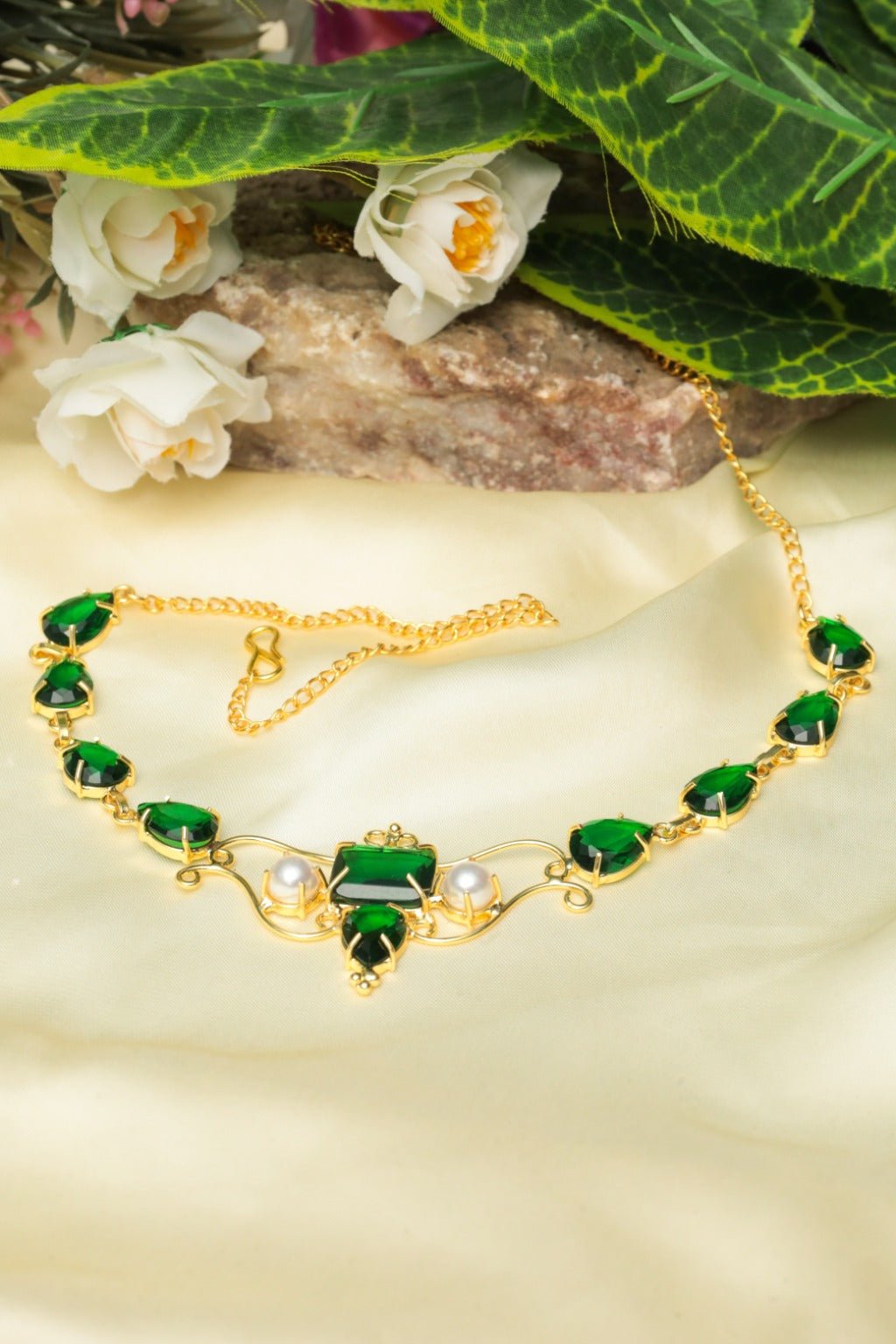 Green & Pearl Choker - Zehnaz.ae