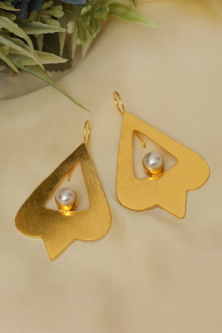 Matte Gold Pearl Drop Earrings - Zehnaz.ae