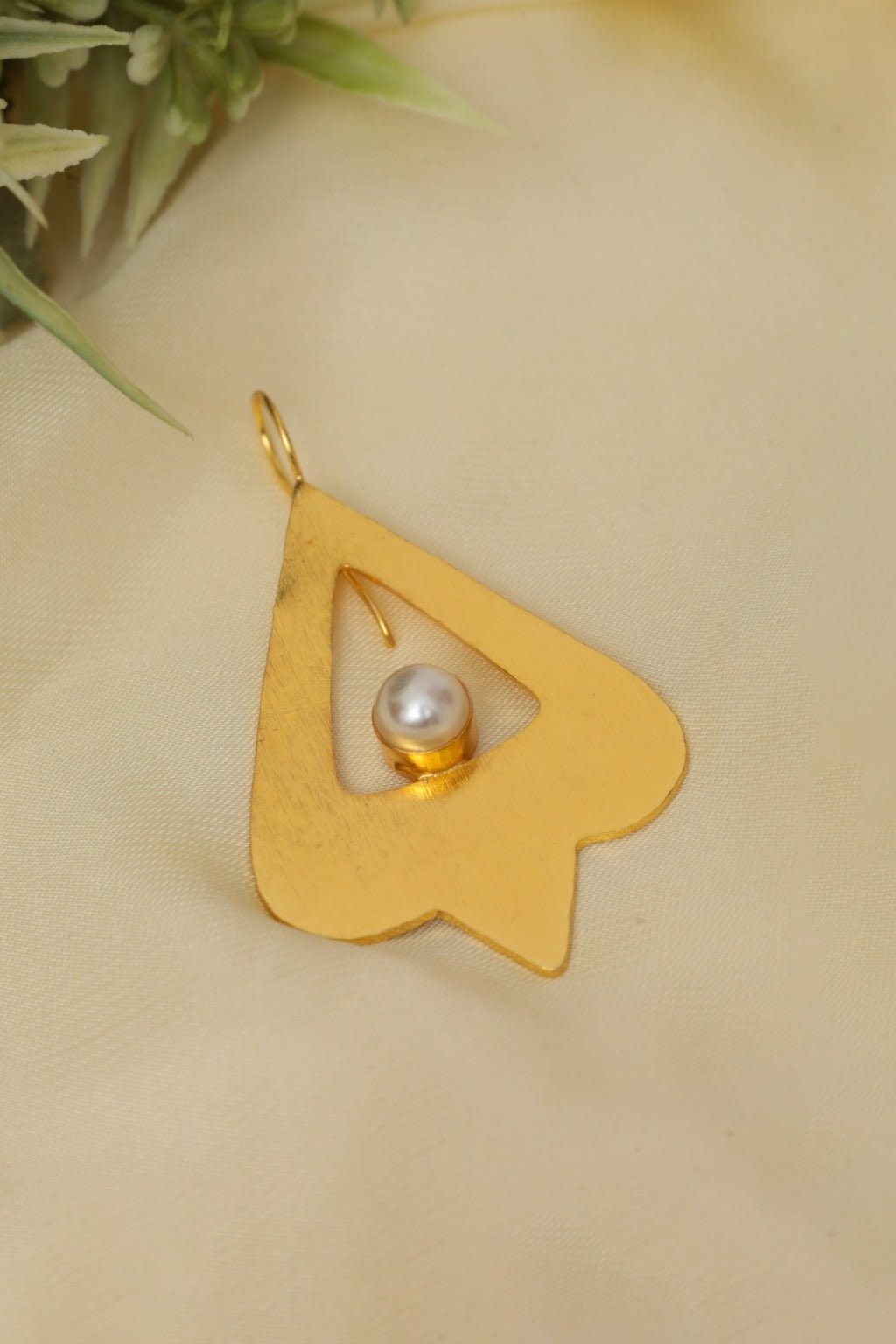 Matte Gold Pearl Drop Earrings - Zehnaz.ae