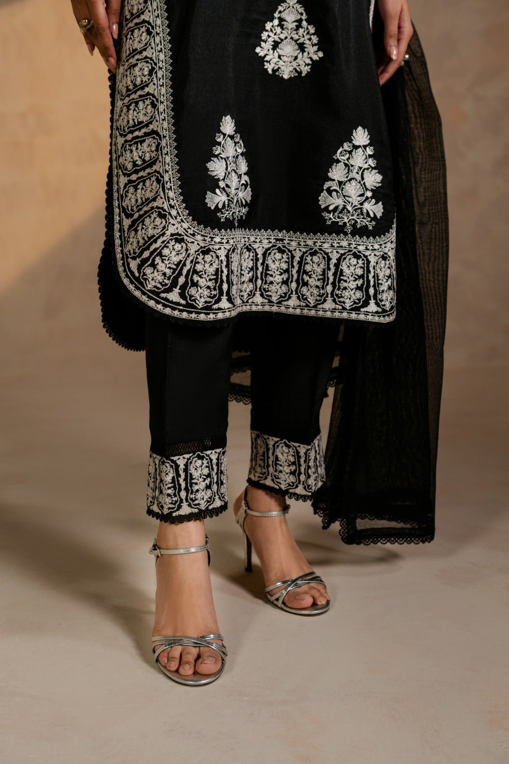 Reya – Embroidered Raw Silk Set with Dupatta - Zehnaz.ae