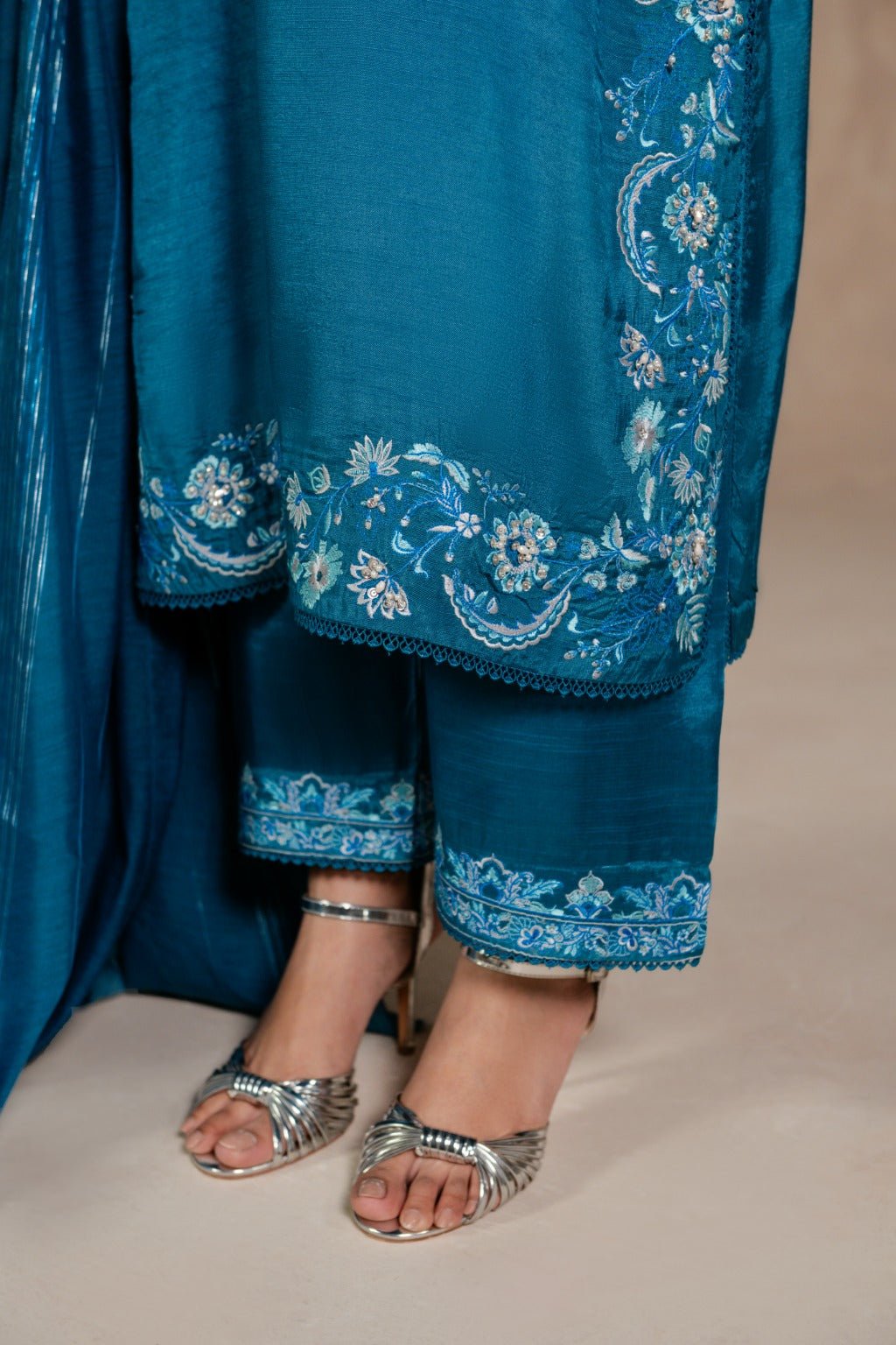 SARENE – Embroidered Raw Silk Set - Zehnaz.ae