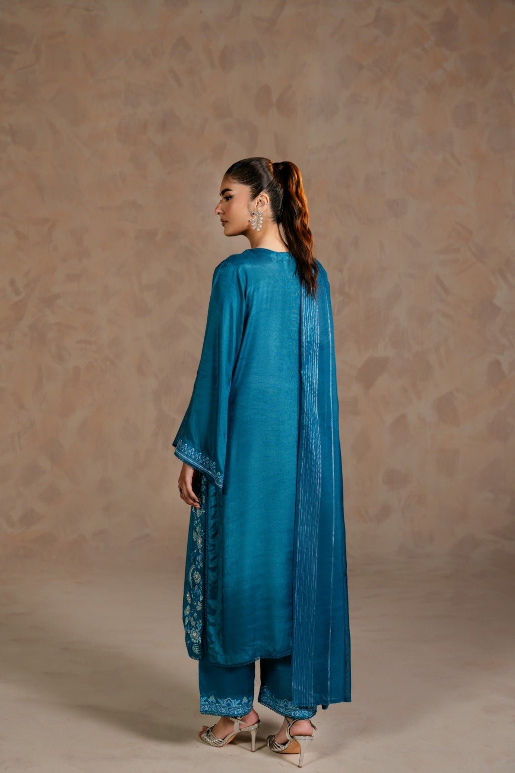 SARENE – Embroidered Raw Silk Set - Zehnaz.ae
