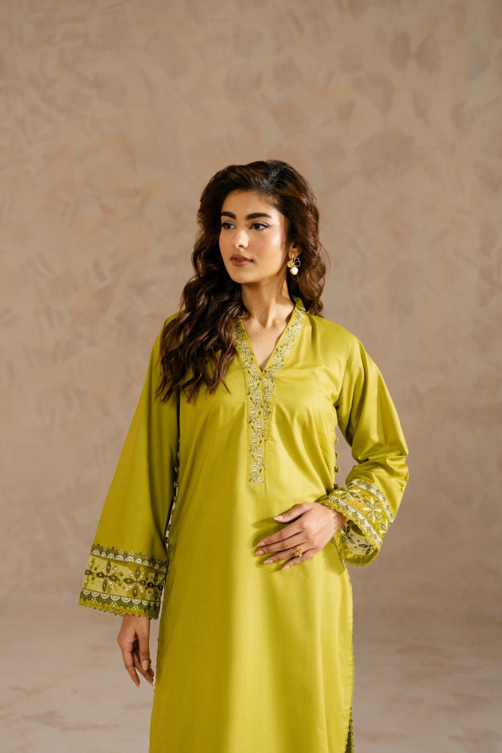 Zimal – Embroidered Cambric Set with Keyhole Sleeves - Zehnaz.ae
