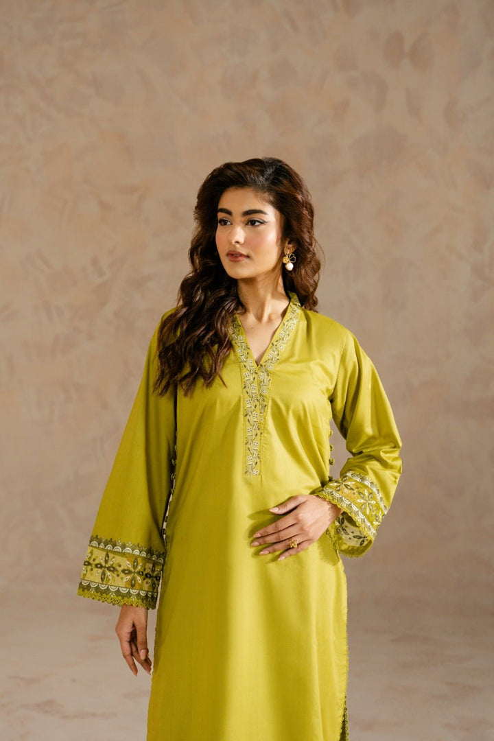Zimal – Embroidered Cambric Set with Keyhole Sleeves - Zehnaz.ae