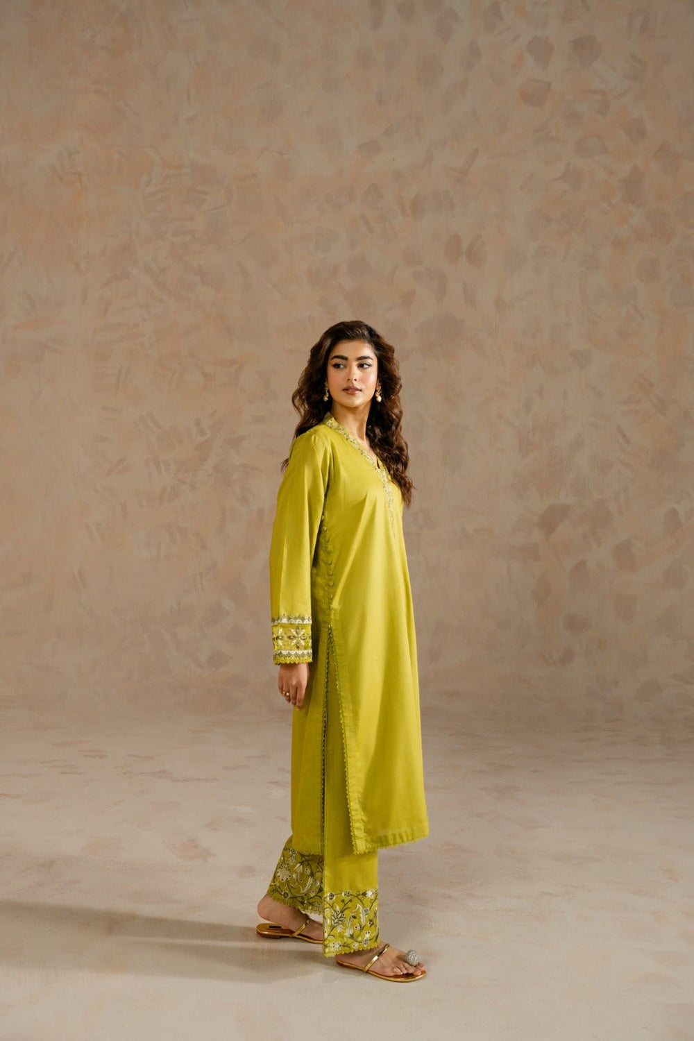 Zimal – Embroidered Cambric Set with Keyhole Sleeves - Zehnaz.ae