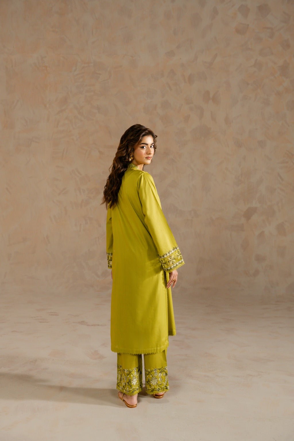 Zimal – Embroidered Cambric Set with Keyhole Sleeves - Zehnaz.ae