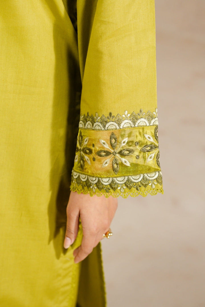 Zimal – Embroidered Cambric Set with Keyhole Sleeves - Zehnaz.ae