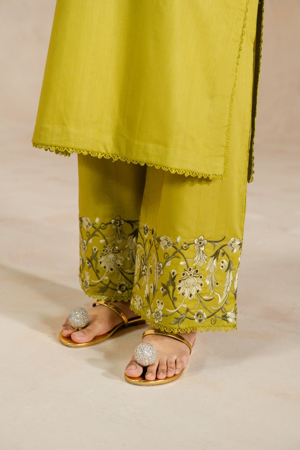 Zimal – Embroidered Cambric Set with Keyhole Sleeves - Zehnaz.ae
