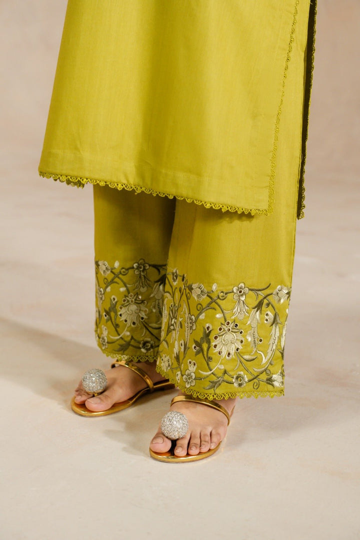 Zimal – Embroidered Cambric Set with Keyhole Sleeves - Zehnaz.ae